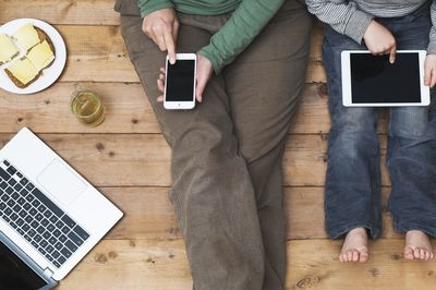 スマホが原因⁉︎ “疲れがとれない” 新現代病「ストレートネック」の原因と改善法