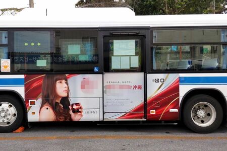 沖縄県内のバスには上原がイメージモデルを務める広告がまだ展示されている（Xより）