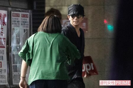 2018年、ドラマ『花のち晴れ』打ち上げ会場でスタッフと握手する松本潤