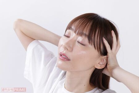 （1）横になり両手で頭を支え上下に動かす　モデル／葉月祥子（スペースクラフト）　撮影／有馬貴子