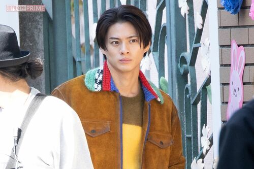 『クロサギ』ロケ中の平野紫耀（2022年11月）