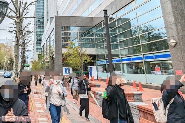 「それスノトラック」を小走りで追っかけるSnowManファン