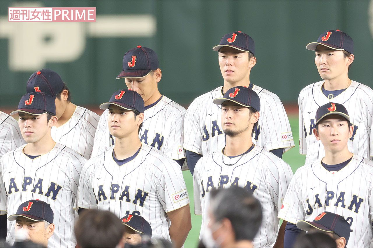 WBC初戦の前日練習で記念撮影を行う日本代表