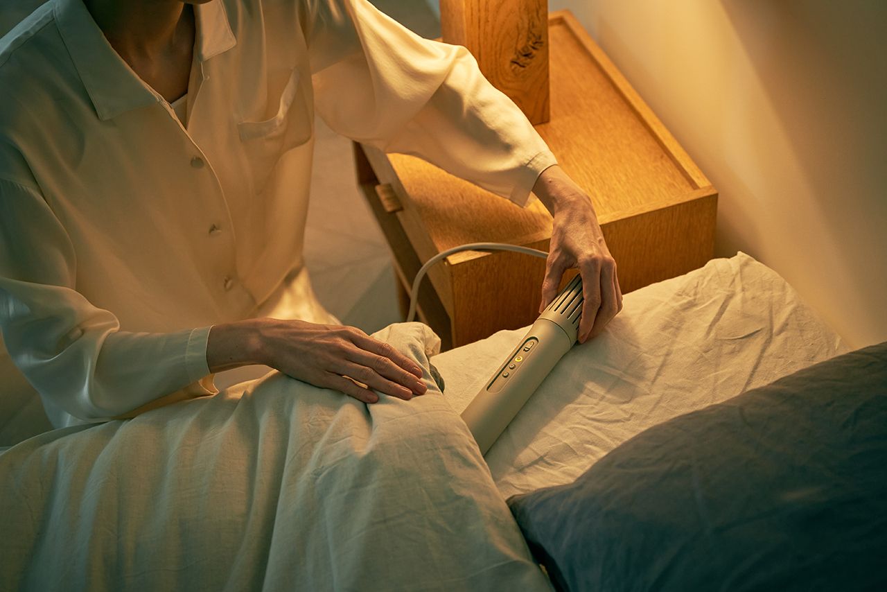 ふとん乾燥機　フェーン001（カドー）ワンタッチで挿し込むだけの手軽さがいい！