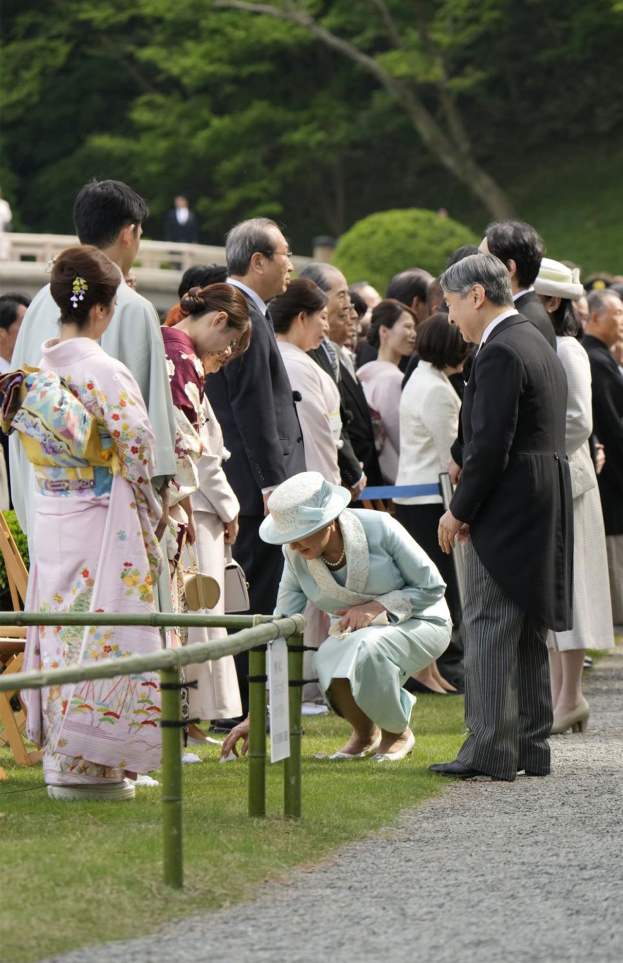 4月17日の園遊会で、村瀬選手のマイクの風防を拾うため大胆にしゃがまれる雅子さま。所作の美しさはSNSでも話題に