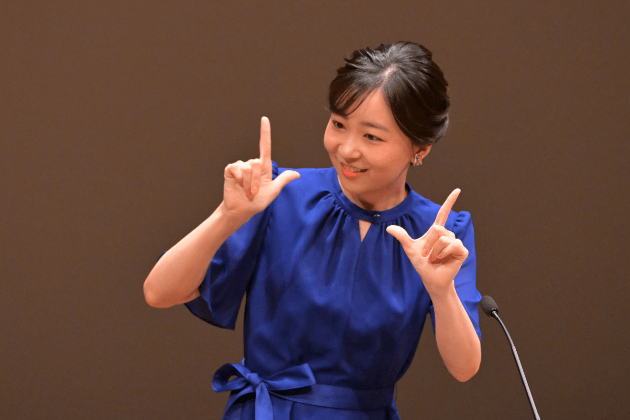第43回全国高校生の手話によるスピーチコンテストで、得意の手話を使いながら挨拶する佳子さま（2026年8月16日）