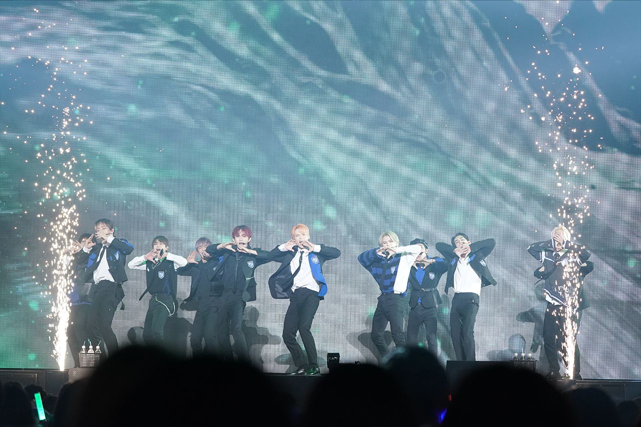 『Rocketeer』。新型コロナを意識し、ファンは大声は出しにくい環境だったためペンライトとうちわで懸命に応援 （C）LAPONE ENTERTAINMENT