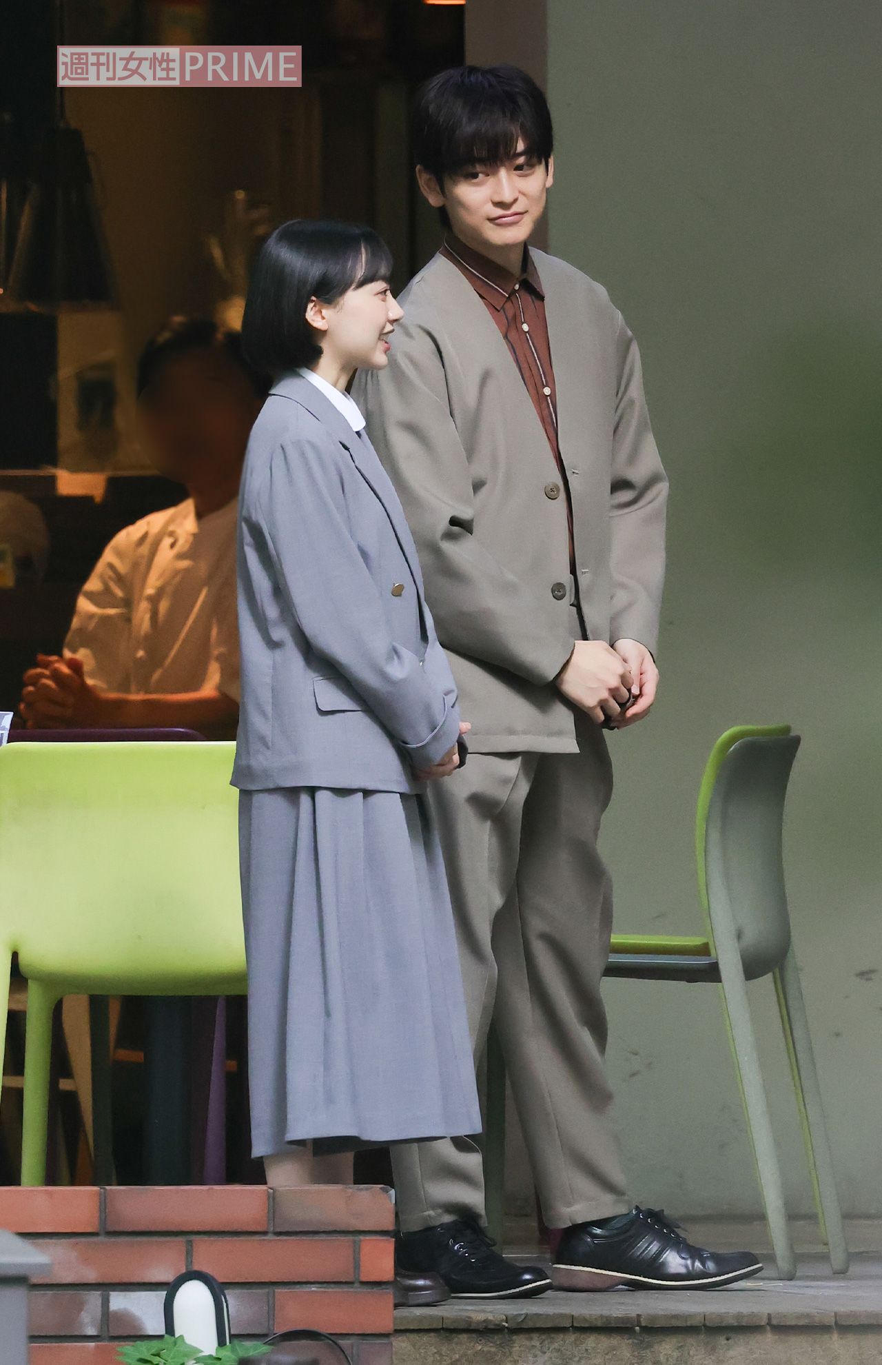 2026年8月4日、ドラマ初共演となる高橋文哉（右）と芦田愛菜。秋の設定のため厚着姿で撮影していた
