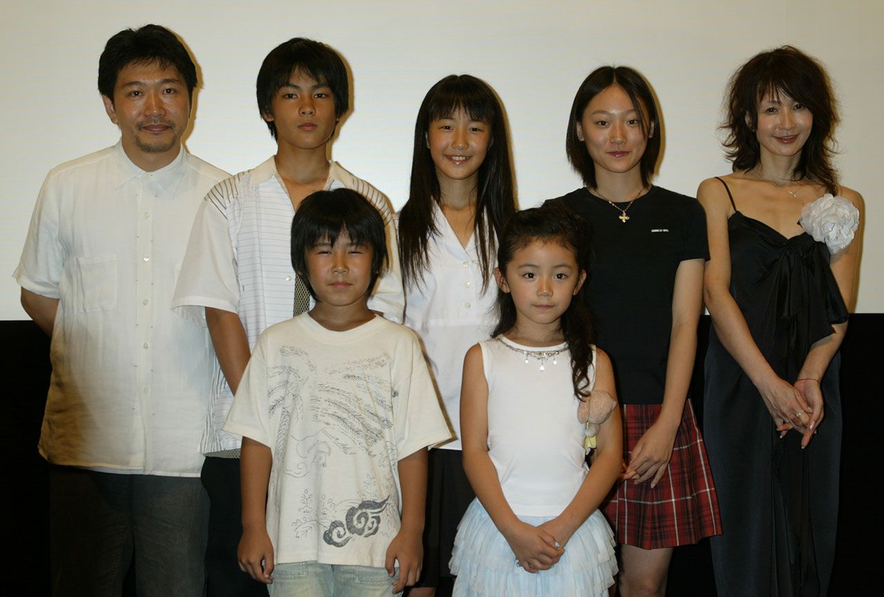 ’04年8月7日、映画『誰も知らない』の初日舞台挨拶。後列中央が北浦、後列左端が是枝