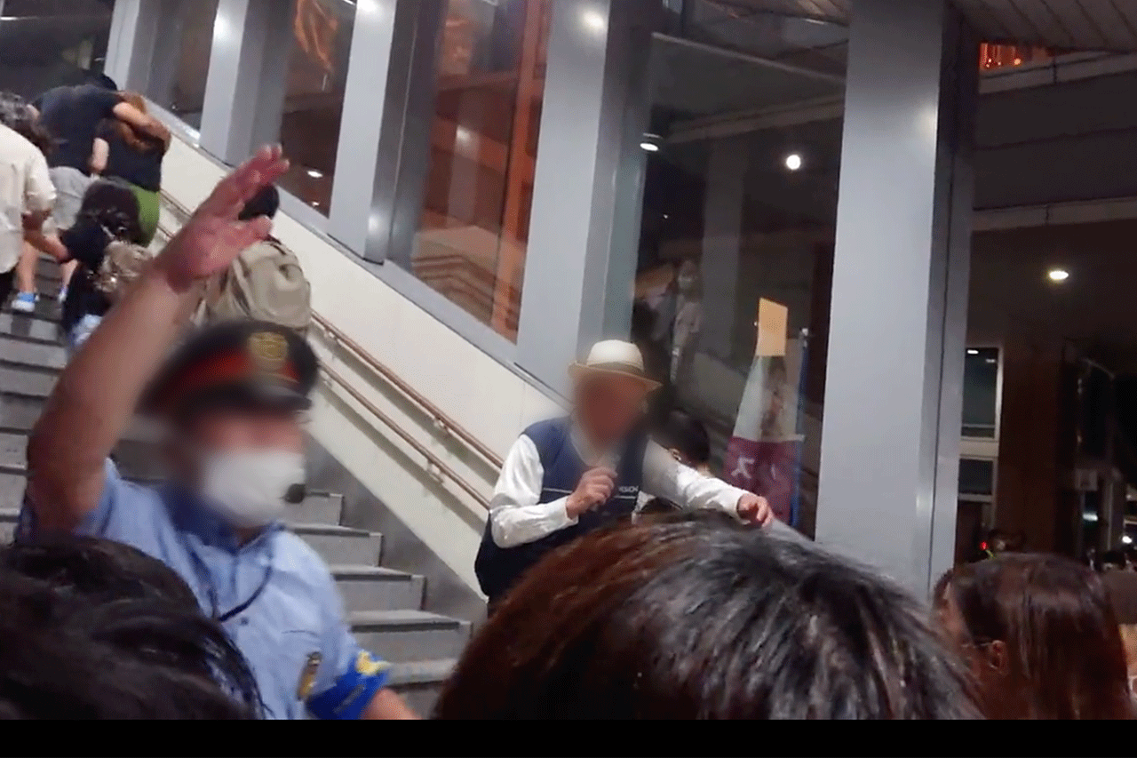 8月11日に京都府亀岡市で開催された「保津川市民花火大会」では駅に大量の人が押し寄せて（Twitterより）