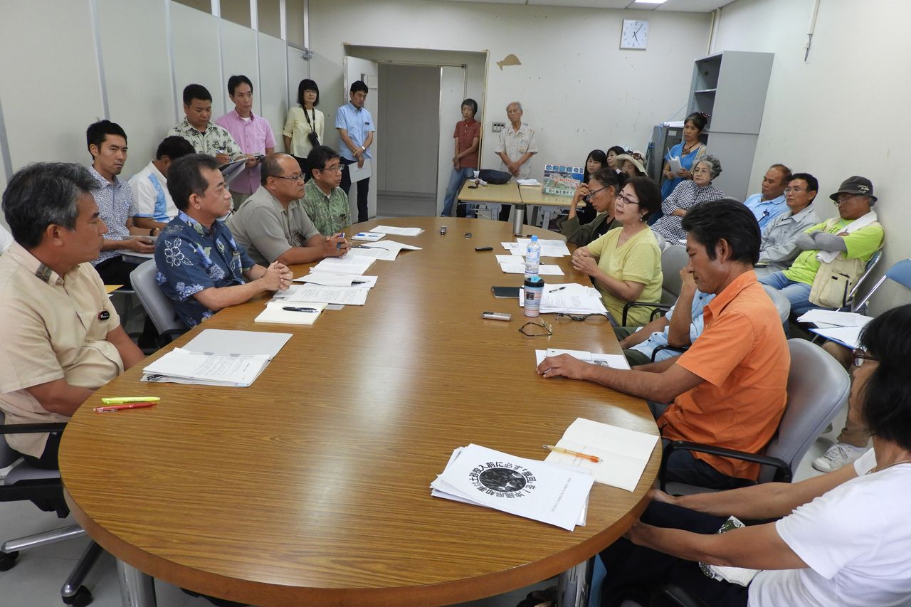 埋め立て承認の即時撤回を求め県民有志が県庁へ。課長クラス以上が対応に
