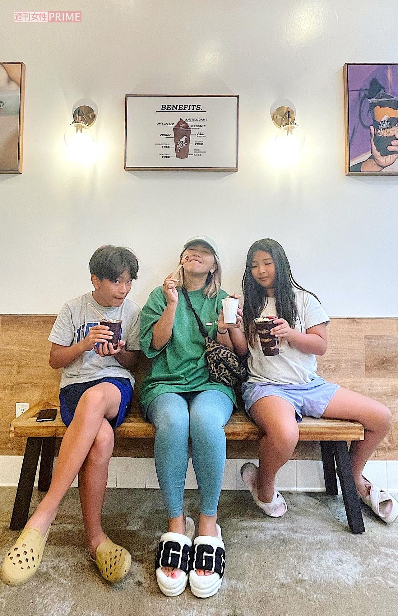 アメリカ・ロサンゼルスのベニスビーチで、次男と長女と色鮮やかなアサイーボウルを楽しむMINMI