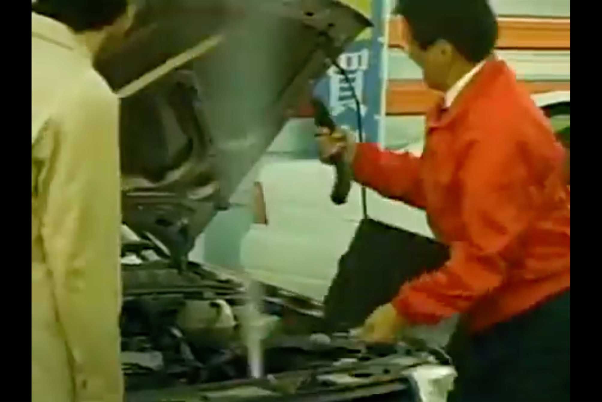 過去に放送されていたビッグモーターのCM。従業員が顧客の車の部品を手でもぎ取ると、その部分から激しい煙が（ツイッターより）