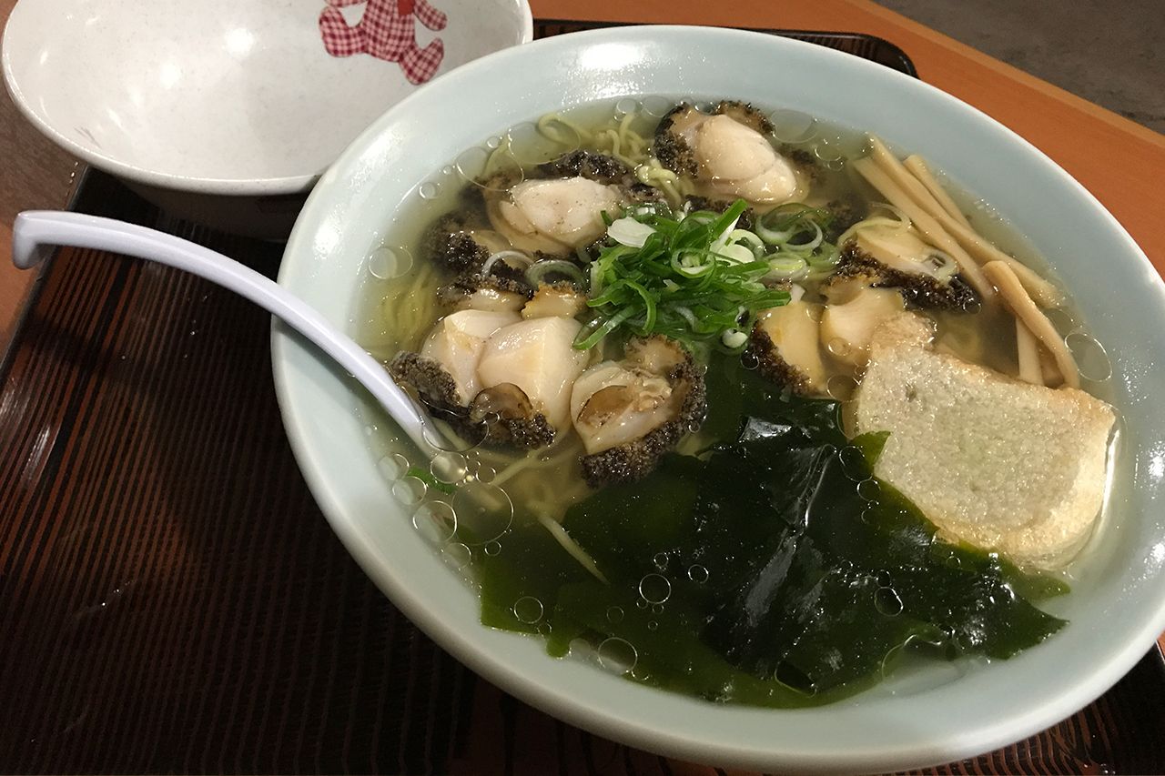 マグロ以外にアワビやイカといった海産物も大間の代表グルメ!　『一休食堂』のあわびラーメン（1600円税込み）。味はもちろん、風味も最高!
