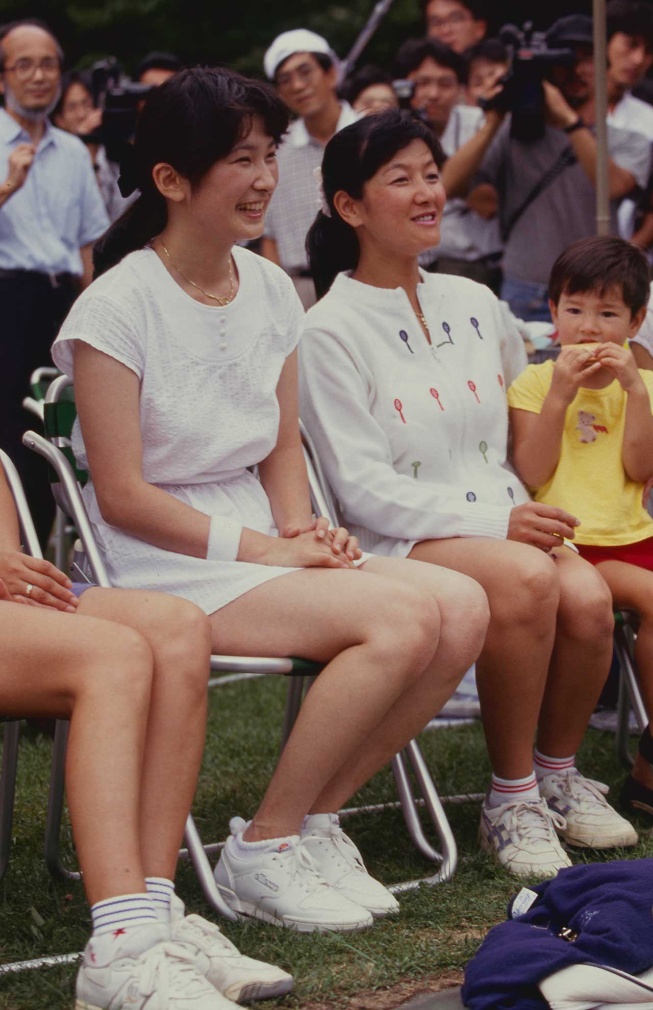 秋篠宮さまとのご結婚直後の’90年8月、軽井沢のコートでテニスを楽しまれる紀子さま（2/5）