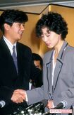 平成元年の7月11日、中森明菜(当時23歳)が近藤真彦(当時24歳)の自宅で自殺未遂。その年の大晦日に“金屏風会見”を開いた