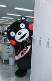 スクープ写真を撮ろうと社内を歩き回るくまモン 撮影/森田晃博 (C)2010熊本県くまモン