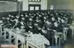 女学校の和裁の授業。前から3列目、右から2人目が雅子さん