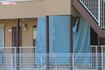 事件が起きたアパートの部屋は今もブルーシートで覆われている