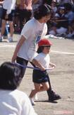 IMALU(当時4歳)の幼稚園の運動会で親子競技に参加する大竹しのぶ(1993年10月9日)(2/3)
