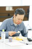 シュウマイ弁当を黙々とかきこむ板尾。「お笑いはひとりでもできるけど、映画監督は多くのスタッフを納得させて動かさなくてはいけない」と監督業の難しさを。「シリアスな役よりコメディーのほうが難しいと思いますよ。コメディーは面白いか、面白くないかで評価がはっきり分かれますから」とお笑い出身のプライドもにじませた。撮影/森田晃博