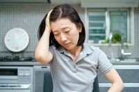 梅雨シーズン“耳鳴り”の治し方、耳の奥の「キーン」 を放置しないで!更年期以降の人に急増し頭痛の原因…