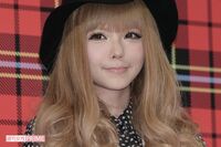 益若つばさ「消えないために必死で切ない」加速する“実業家アピール”に冷めた声「つばさ売れ」カリスマの…