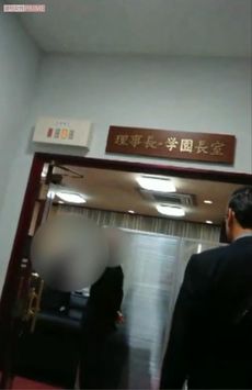 朝の“儀式”の様子。理事長室へ列をなす教師たち（私学教員ユニオン提供）