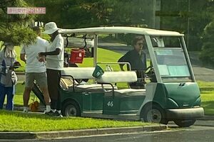 6月下旬の平日、江東区のゴルフ場を訪れた森田剛と宮沢りえ夫婦。東京駅から最も近いゴルフ場として知られる