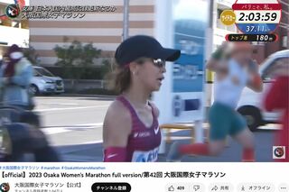 安藤友香選手と並走する、乳首部分を切り抜いた服装の男性（『大阪国際女子マラソン』公式YouTubeより、一部編集部加工）