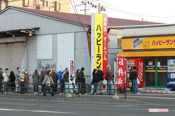 仙台市の弁当店には行列が。わずかみそ汁1杯のために3時間待ち（2011年3月14日）