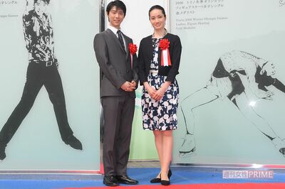 フィギュアスケート発祥の地である仙台の五色沼には、羽生と荒川のモニュメントが設置