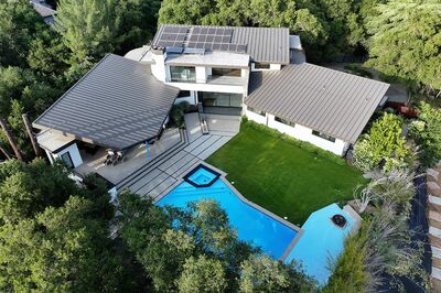 大谷翔平夫妻が購入した、3階建ての新居の屋根にはソーラーパネルが設置されているようだ（写真：AP/アフロ）