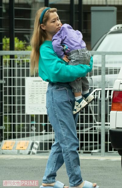 子どもを抱えながら歩くpeco（ぺこ）