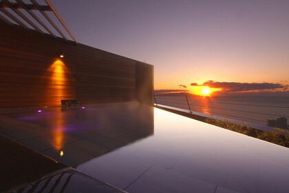 季節によっては、伊豆諸島の大島から昇る朝日をご来光のように拝める