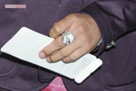 木村拓哉の指には静香がデザインしたリング。家族の誕生石が埋め込まれて