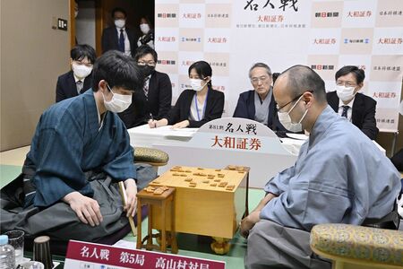 真剣な表情で盤面を見つめる藤井聡太と渡辺明。『名人』のタイトルは藤井の幼いころからの夢だった　写真/共同通信