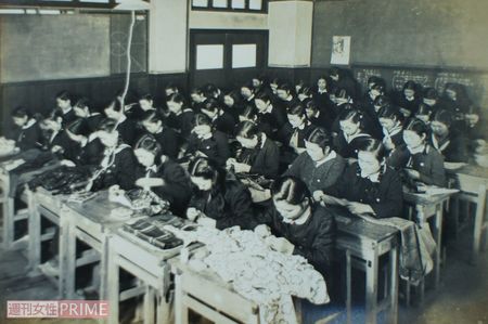 女学校の和裁の授業。前から3列目、右から2人目が雅子さん
