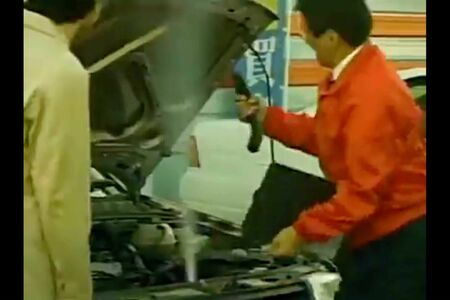 過去に放送されていたビッグモーターのCM。従業員が顧客の車の部品を手でもぎ取ると、その部分から激しい煙が（ツイッターより）