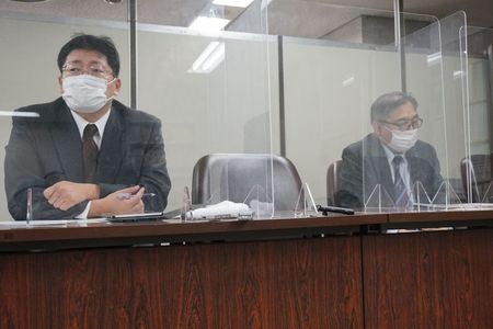 2月9日、全柔連を訴えていた裁判で東京地裁にて和解した後に会見する石阪さん。右は代理人の宮島繁成弁護士（写真：筆者撮影／東洋経済オンライン）