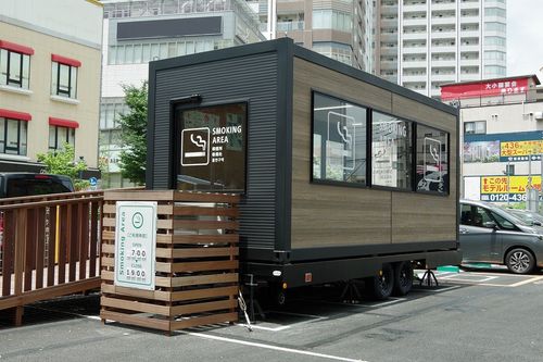 三鷹駅北口にある喫煙トレーラーハウスの外観