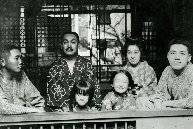 吉兵衛（左）や娘たちと過ごすせい。事業を支えた弟の正之助（右）も一緒に