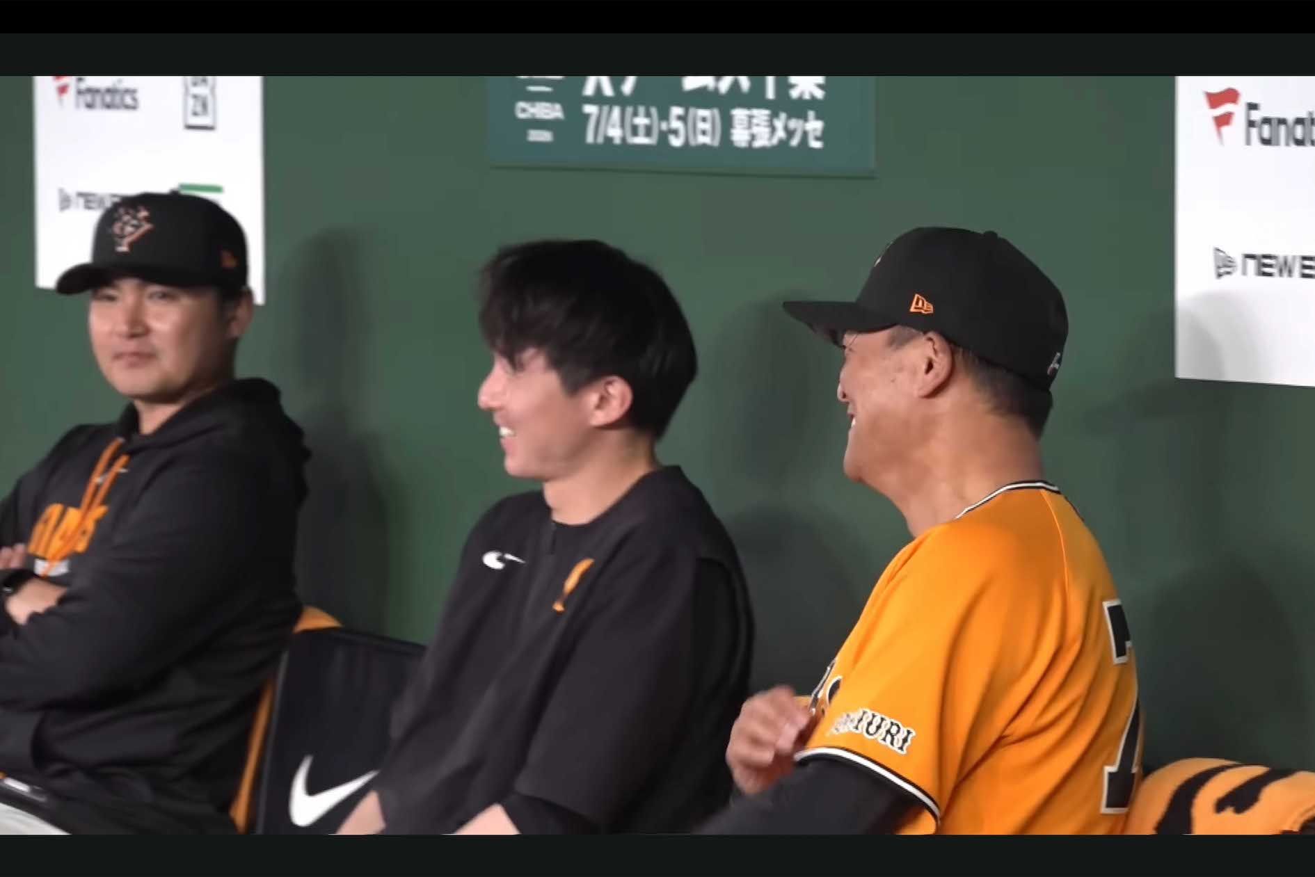 試合前からどう見ても雰囲気が明るい、橋上秀樹監督代行の巨人ベンチ（球団公式YouTubeより）