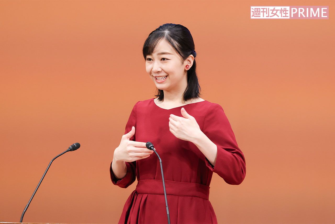 『うれしい 』両手を胸の前で広げ、交互に上下に動かす（『全国高校生手話パフォーマンス甲子園』で手話を披露された佳子さま）