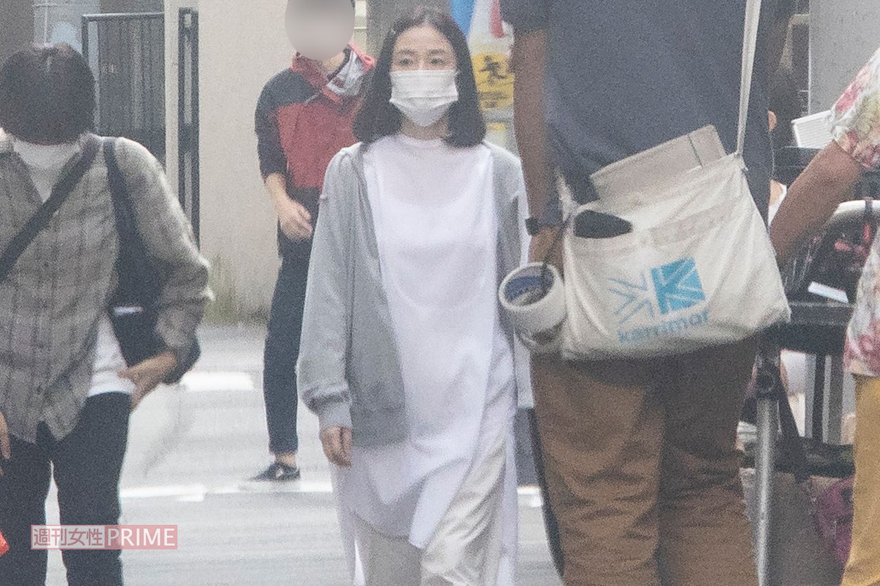 路地裏でドラマ『スナックキズツキ』の撮影をしていた原田知世