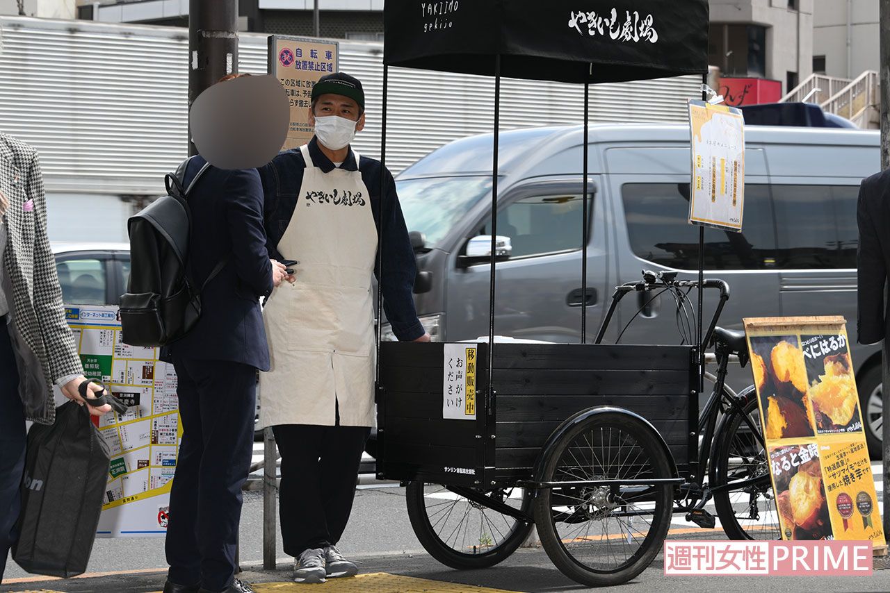 焼き芋店の営業中に直撃インタビューを受けるやまもとまさみ