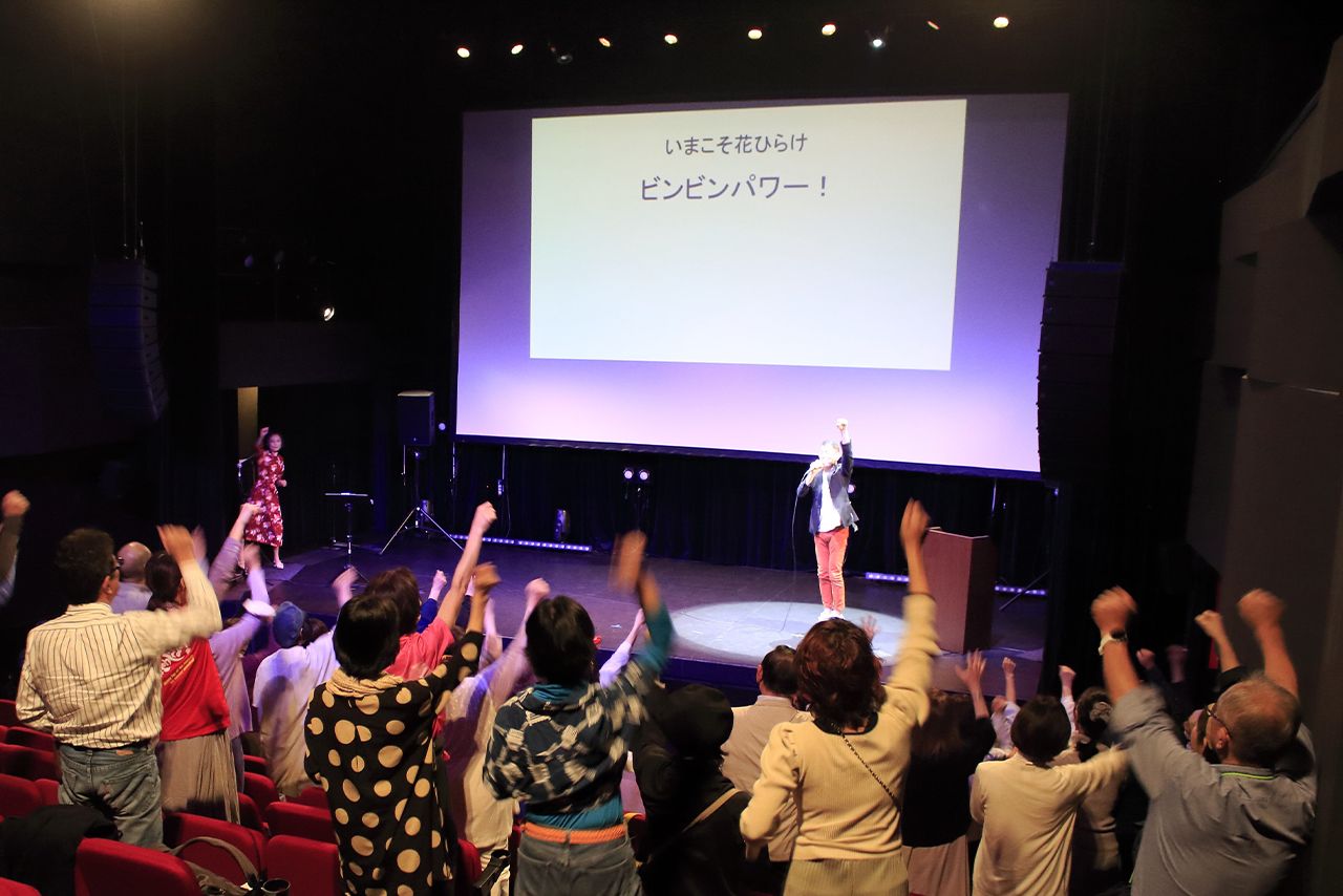 ライブ＆トークイベントを開催。エーザイや第一生命などの企業、一関病院や小松市民病院など医療機関、学校などで講演も行う