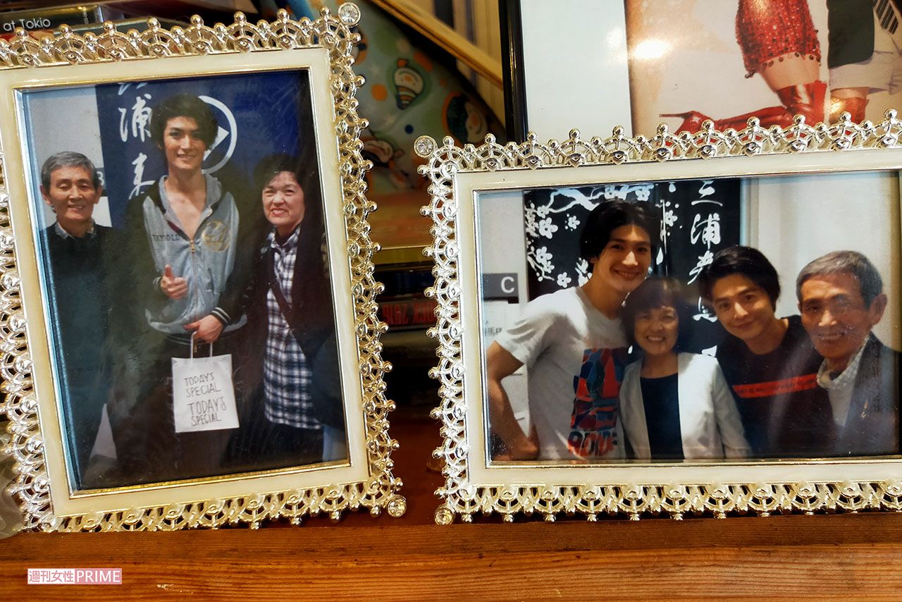 三浦春馬さんが行きつけだったパン屋のなかには、思い出の写真が