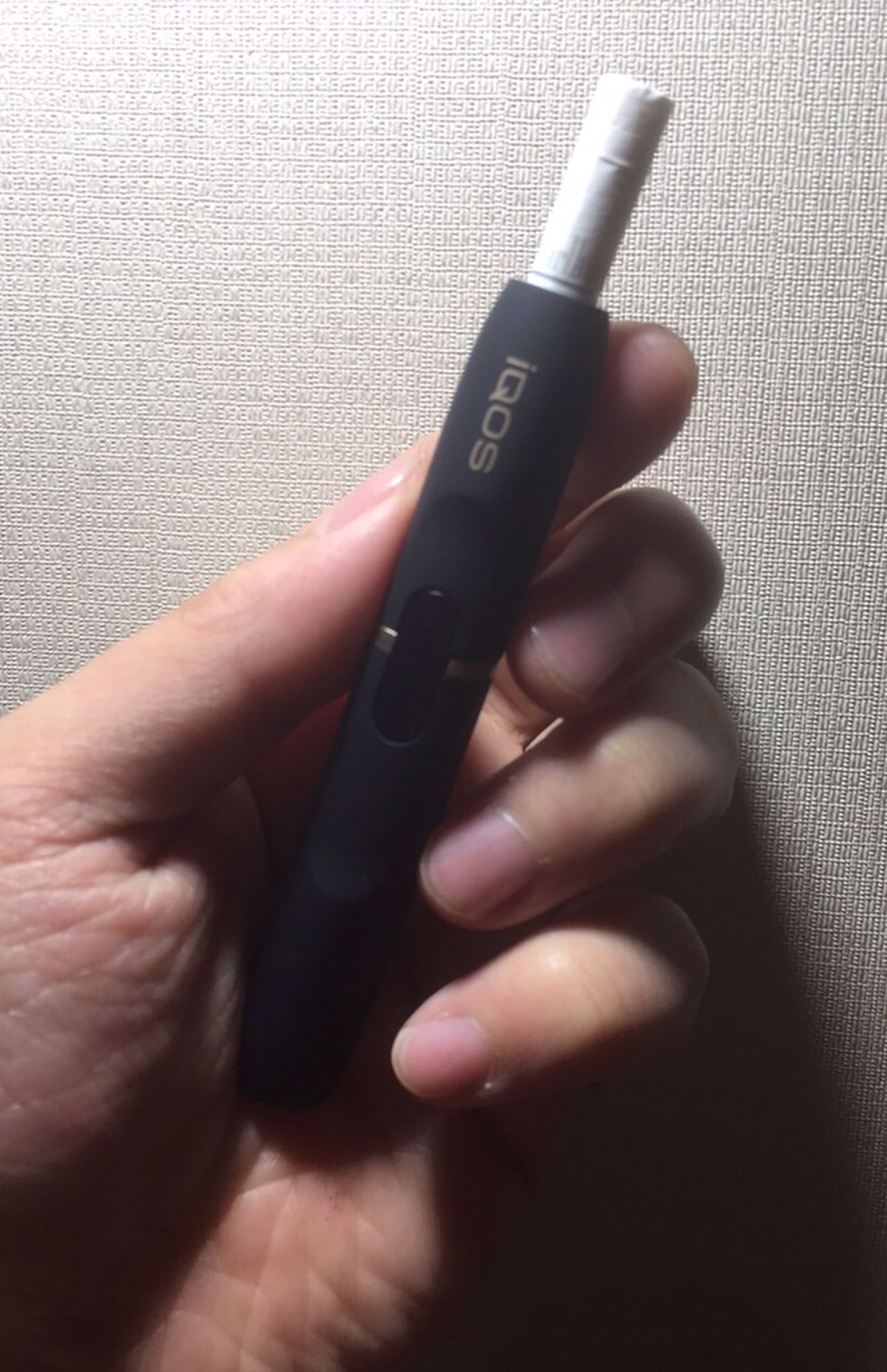 加熱式タバコ「アイコス」。加熱式タバコは煙やにおいがないので吸っていることがわからないケースも