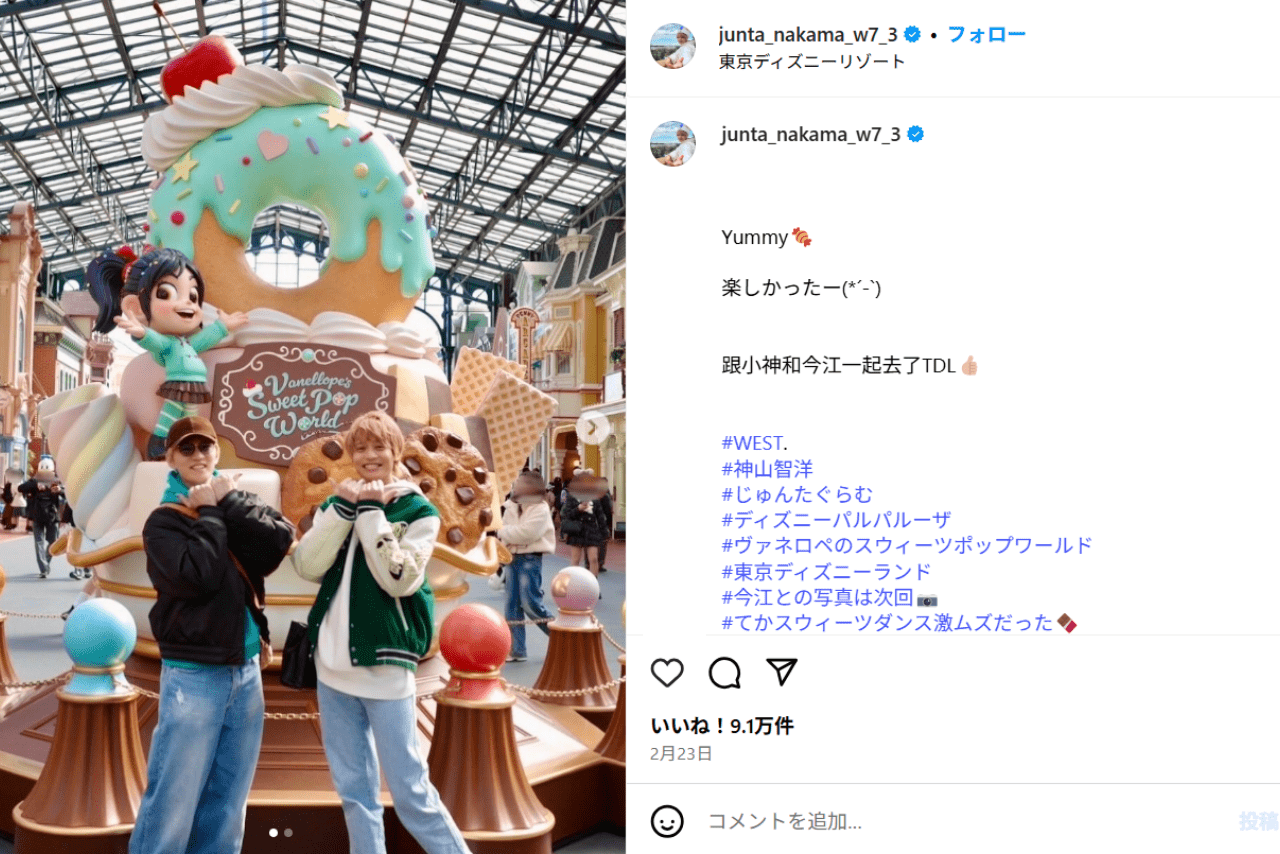 林と同じ場所、同じポーズで写真に写る中間淳太（中間淳太公式インスタグラムより）